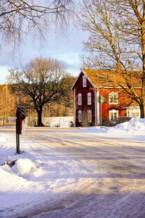 冬日乡村雪景中的红房子