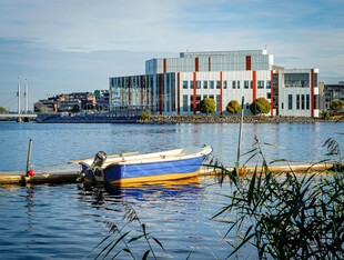 河畔停泊的小船与现代建筑