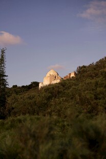 黄昏下山坡上的独特建筑