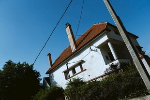 乡村白屋 红瓦蓝天景致