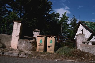 乡村路旁的简易设施