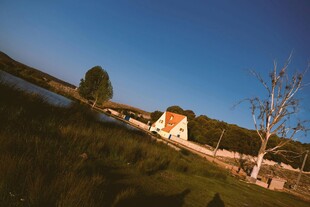 乡村湖畔小屋美景