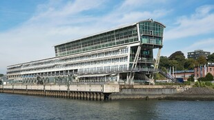 河畔现代风格多层建筑