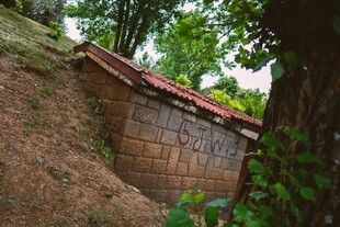 山间古朴砖墙小屋