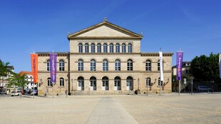 彩色旗帜装点的宏伟建筑