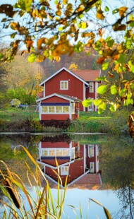 湖畔红屋秋景倒影如画