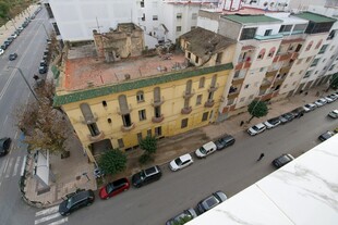 俯瞰城市街道旁的建筑