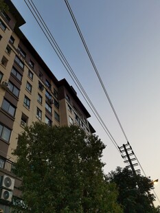 高层住宅与空中电线景观