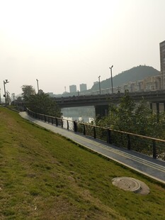 城市河畔景观步道