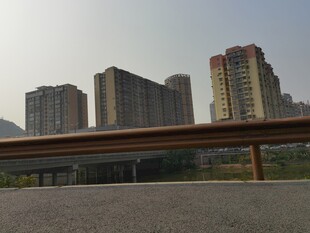 城市高架桥与林立高楼