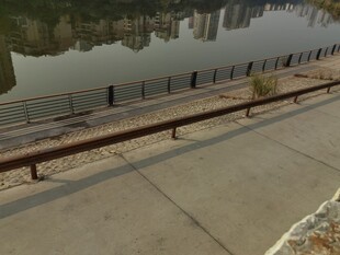 河畔步道静谧城市休闲处