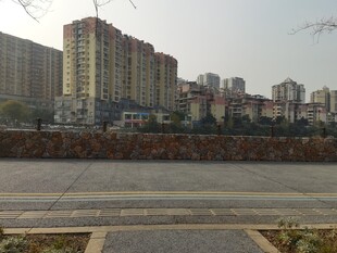 城市高楼与开阔道路景观