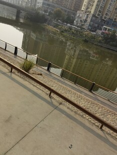 河边铁轨旁的城市风景