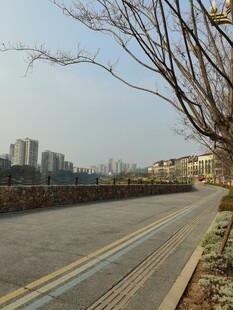 城市空旷道路与远处建筑