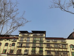 复古多层建筑外观