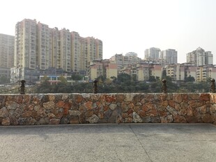 城市高楼与近景石墙景象