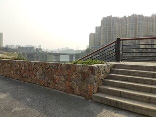 石墙边的户外台阶景观