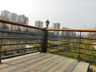 河畔观景台城市风光尽收