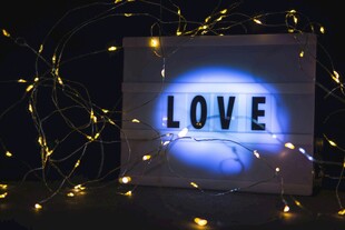 浪漫爱心灯牌与闪烁灯带