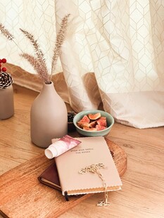 温馨家居角落的文艺摆件