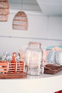 厨房台面上的玻璃罐与杂物