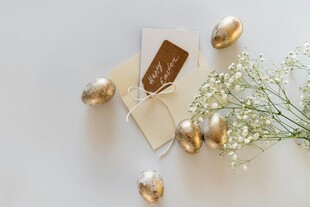 金色装饰与信件的优雅组合