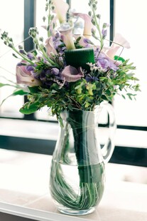 透明花瓶中的多彩花卉