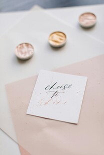 精致婚礼请柬与装饰小物