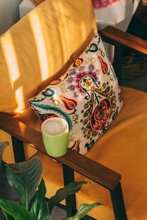 舒适座椅上的多彩抱枕与杯