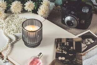 浪漫烛光与复古摄影摆件