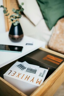 木质托盘上的书籍与摆件