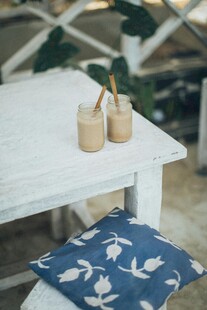 简约户外桌椅与装饰坐垫