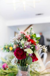 花瓶中的多彩鲜花