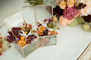 精致花卉装饰透明盒摆件