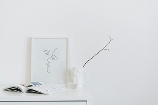 简约静物花瓶与书籍摆件