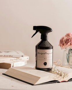 简约桌面的喷雾与书籍摆件