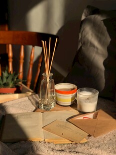 温馨室内角落的闲适小景