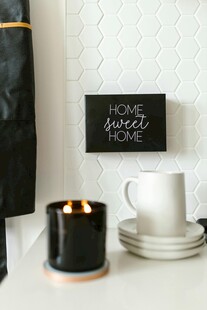 温馨室内的烛台与杯碟