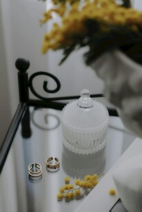 精致茶具与花卉装饰摆件