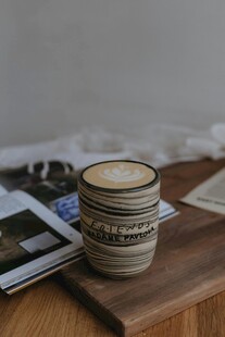 木质托盘上的复古风咖啡杯