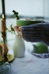 手捧绿植的温馨室内场景