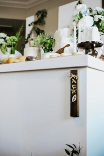 白色橱柜上的绿植装饰