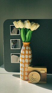 花瓶插郁金香的室内摆件