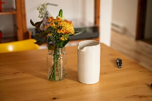 桌上花瓶中的多彩鲜花