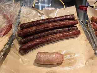 美味烤香肠待享用