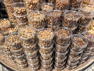 多样罐装坚果整齐陈列