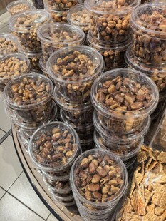 罐装坚果整齐陈列