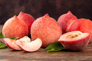 新鲜诱人的水蜜桃摆拍