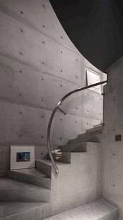 现代简约风室内旋转楼梯