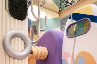 多彩儿童游乐设施一角